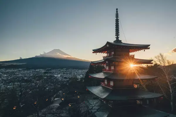 Vista de templo e monte ao fundo no Japão