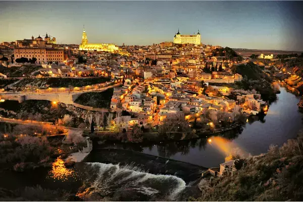 Casas, prédios, rio e cidade de Madrid à noite