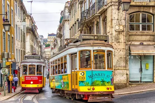 Trem clássico colorido de Lisboa em Portugal