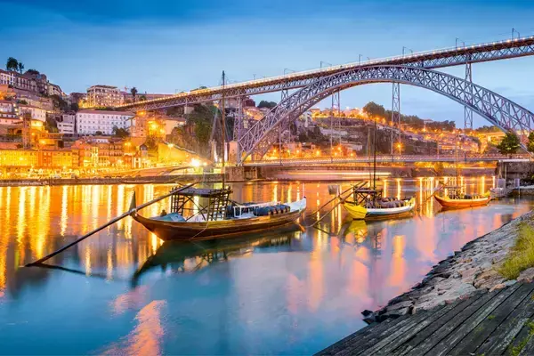 Rio, barcos e paisagem da cidade do Porto, em Portugal