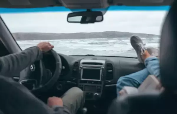 Um parabrisa de um carro na neve