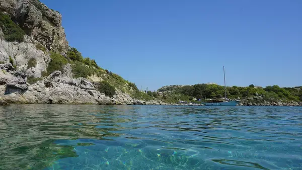Praia de Anthony Quinn’s Bay, Grécia