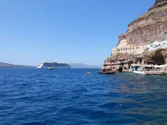 Navio de cruzeiro em Santorini, Grécia