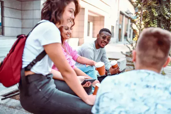 Estudantes conversando e sorrindo