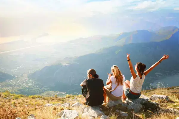Amigos em cima de montanha apreciando paisagem