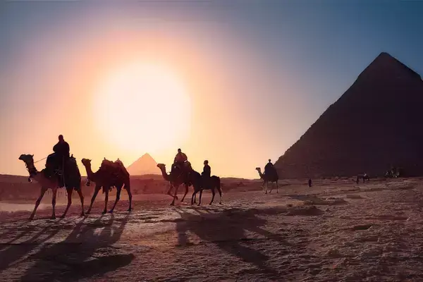 Passeio com camelos próximo a pirâmides no Egito