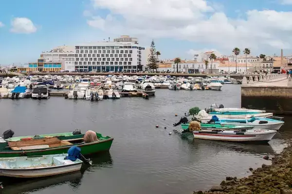 barcos coloridos estacionados na Marina de Faro ponto turístico em Portugal