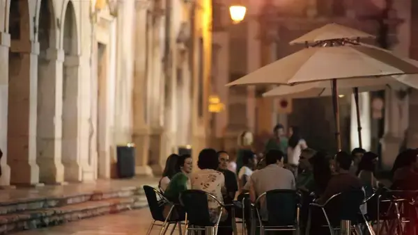 Amigos ao redor da mesa de Bar conversando - O Columbus é um bar famoso em Faro