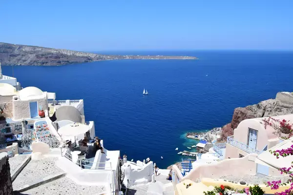 Vista do mar a partir de Oia, na ilha de Santorini, Grécia