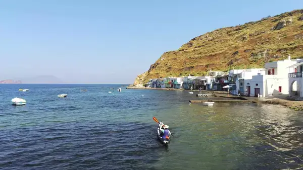 Pessoa nadando em caiaque na costa de Milos, na Grécia