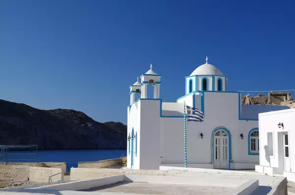 Igreja perto da praia em Milos, Grécia