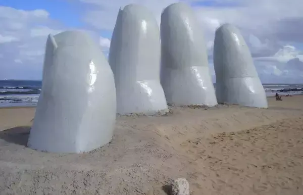 Dedos da escultura mais famosa de Punta Del Este, no Uruguai.
