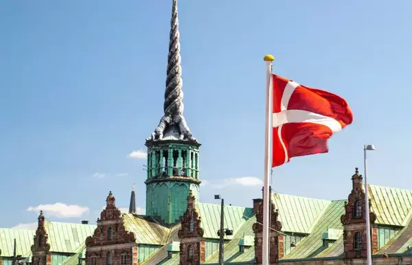 bandeira da Dinamarca hasteada.