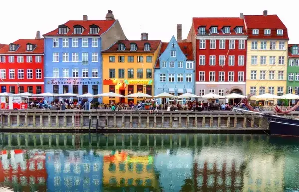 lago dinamarquês com algumas casas às margens.