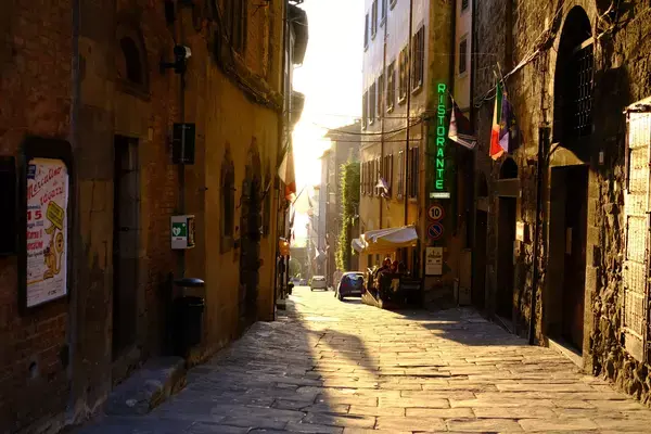 Rua em Cortona, na Toscana, Itália