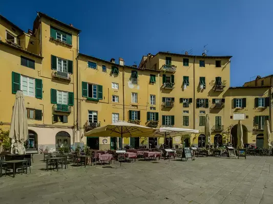 Praça na cidade de Lucca, Itália