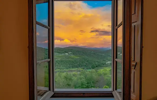 Vista das vinícolas através de uma janela em Castellina in Chianti, Itália