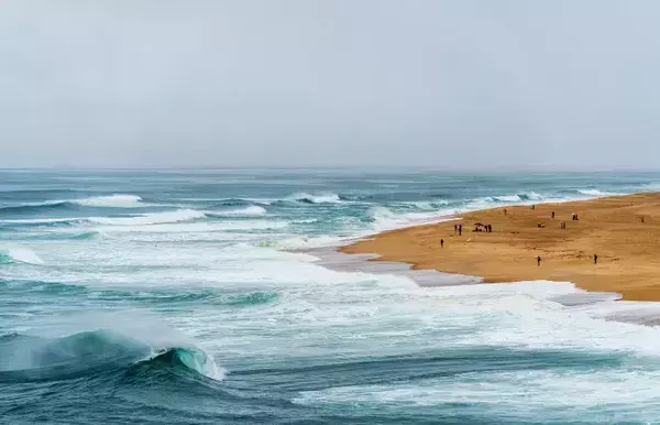 Uma praia cristalina de Nazaré, em Portugal.
