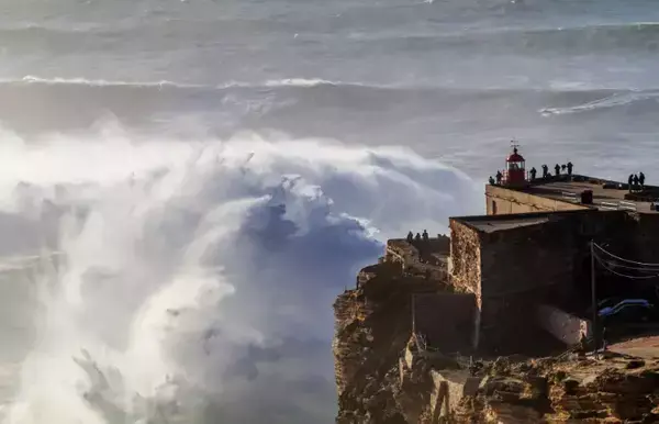 Onda gigante de Nazaré, em Portugal.