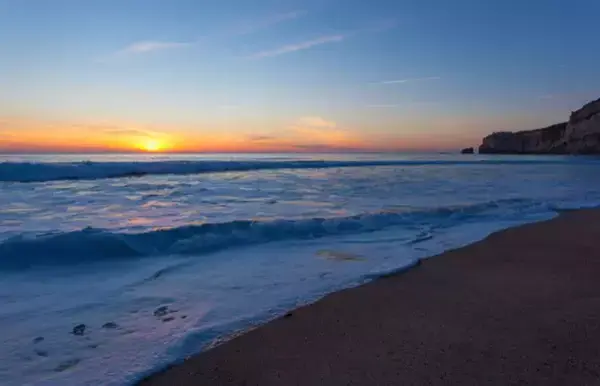 Praia cristalina de Nazaré, em Portugal.