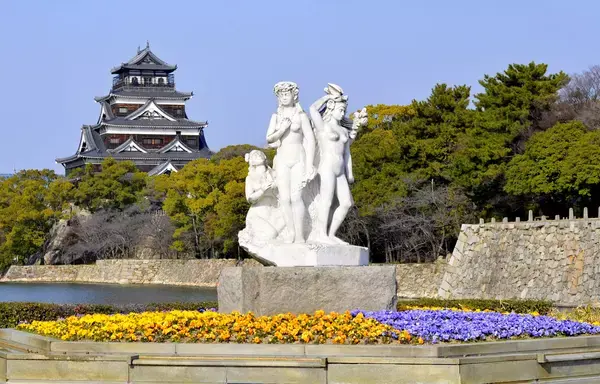 O castelo está localizado em Hiroshima e é uma incrível fortaleza. Por dentro é possível conhecer diversos fatos que abrangeram sua história