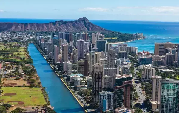 Visão aérea da cidade de Oahu, uma das mais urbanizadas do país.