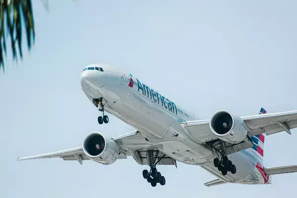 Avião da America Airlines decolando