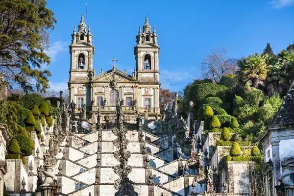 Escadaria e catedral do santuário Bom Jesus do Monte