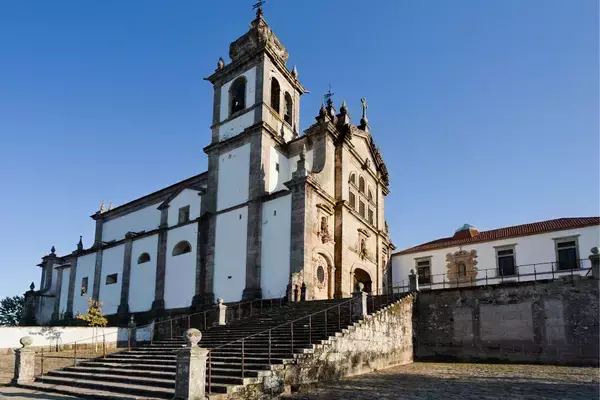Escadaria e igreja do mosteiro de São Martinho de Tibães
