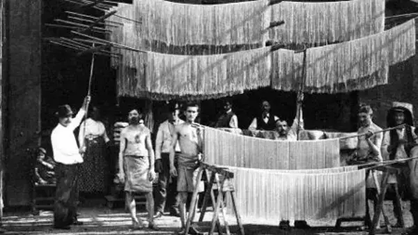 Era comum no séc. XVI apreciar as massas penduradas nos varais para secar, e cidades como Nápoles, Genova e outras da costa do Mediterrâneo.