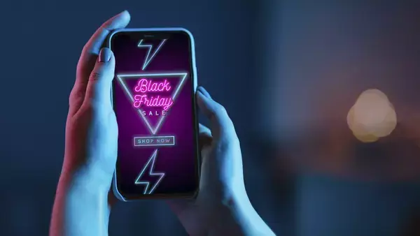 Pessoal segurando celular escrito "black friday"