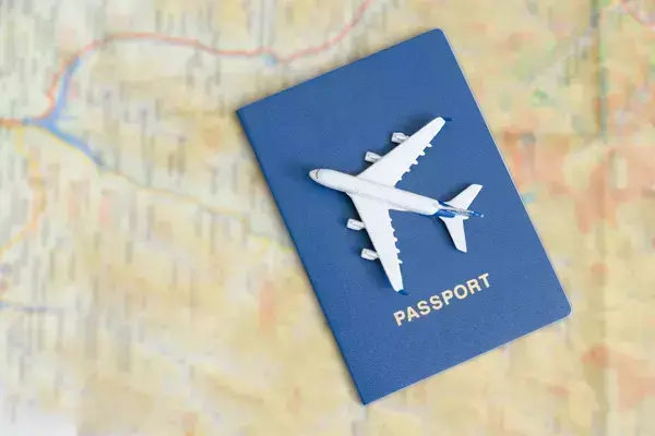 Imagem ilustrativa: mapa, passaporte e avião de brinquedo