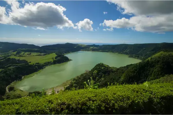 Montanhas e água do Lago das Furnas, em Minas Gerais