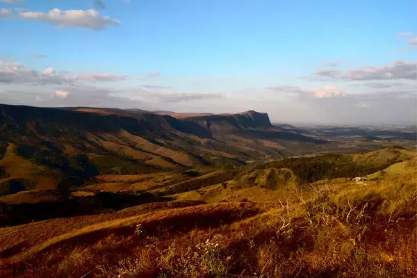 Paisagem com terra e rochas da Serra da Canastra, em Minas Gerais