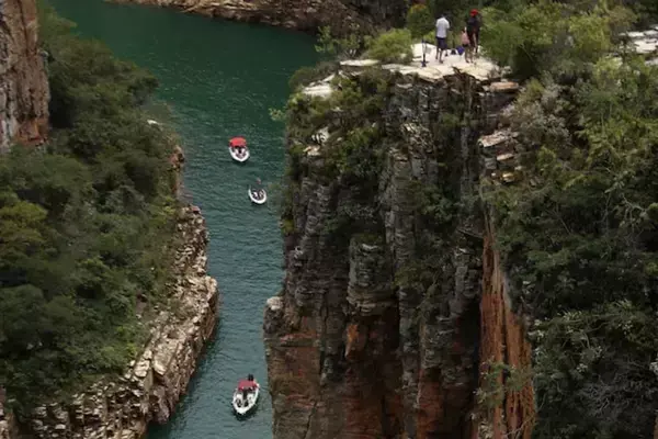 Cânions e barcos navegando em lago de Capitólio, MG