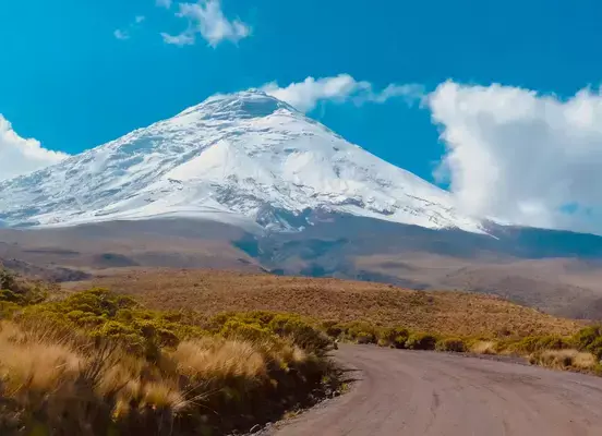 Vulcão Cotopaxi, no Equador, visto a partir de estrada