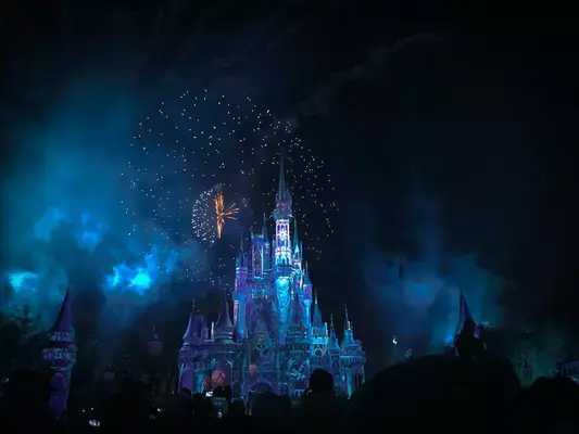 Castelo de parque da Disney a noite