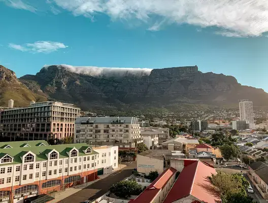 Vista de montanha e prédios na Cidade do Cabo, África do Sul