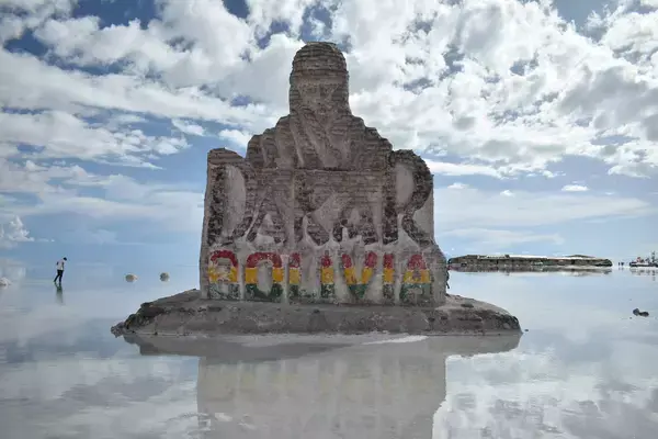 Monumento Dakar no Salar de Uyuni, na Bolívia