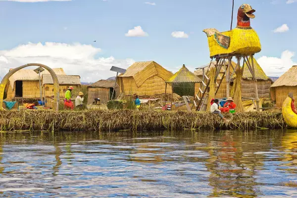 O lago Titicaca com barcos situado na fronteira entre a Bolívia e o Peru