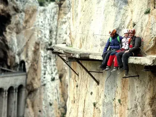 Turistas escalando em El Choro, Bolívia