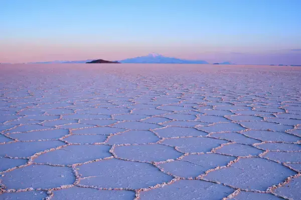 o deserto de sal com rochas e uma colorida paisagem que forma no horizonte