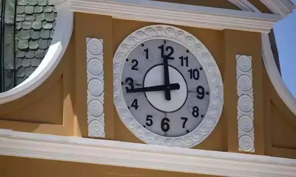 Relógio com ponteiros no girando em sentido anti-horário