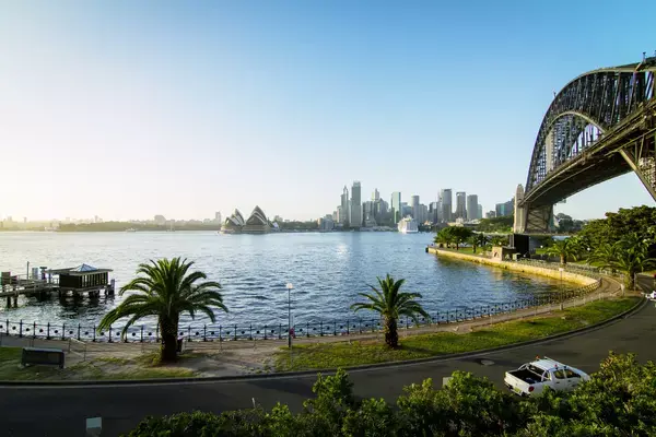 Vista de lago e ponte Sydney Harbour Bridge em Sydney, Austrália