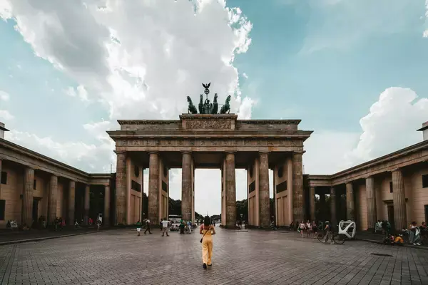 Mulher em frente a monumento na Pariser Platz em Berlim, Alemanha