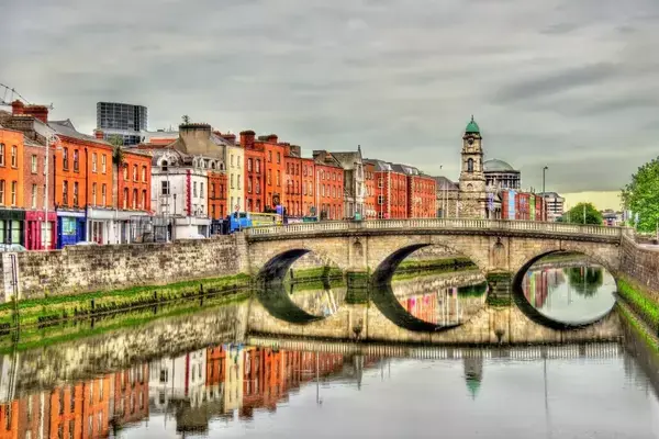 lago na Irlanda com algumas casas às margens.
