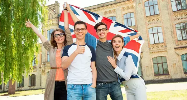 Estudantes sorridentes em seu intercâmbio para estudar inglês na Inglaterra posando para uma foto.
