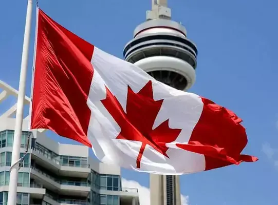 Bandeira do Canadá hasteada.