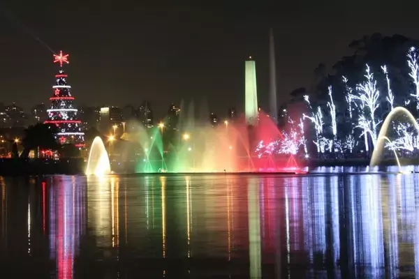 O lago do Parque Ibirapuera, em São Paulo, iluminado para o natal