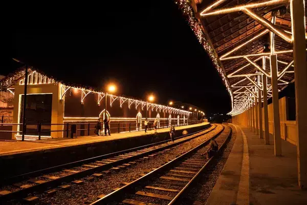Pequena estação de trem da cidade de Guararema iluminada para o Natal